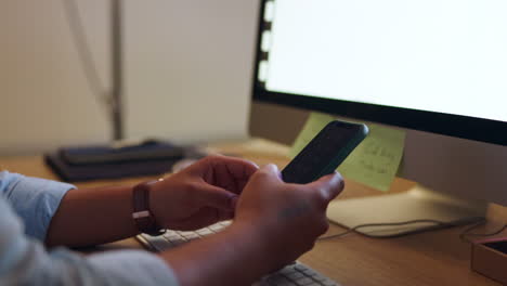 Oficina,-Hombre-O-Manos-Escribiendo-En-Un-Teléfono-Para-Social