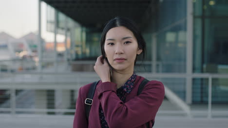 Porträt-Einer-Schönen-Asiatischen-Frau,-Die-In-Der-Stadt-Als-Praktikantin-Steht