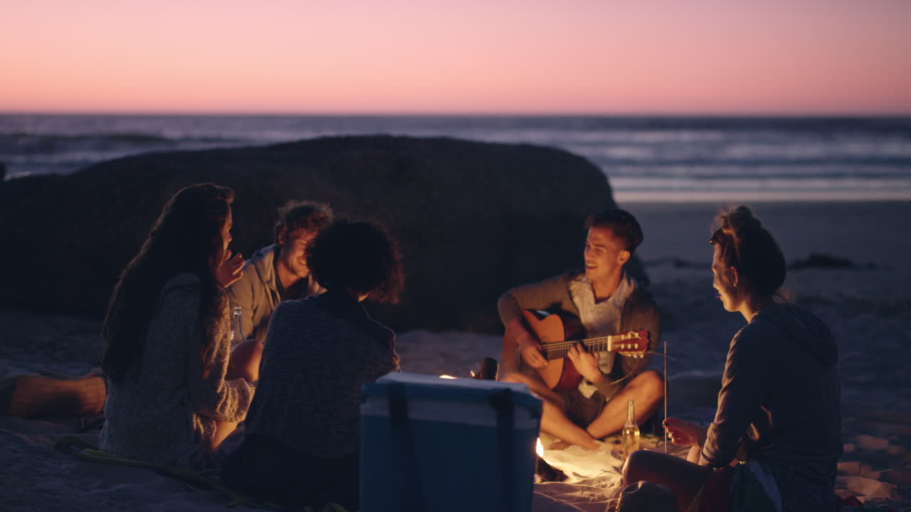 해가 지면 불타고 친구들과 함께 마시멜로를  ⁇ 는 해변 파티