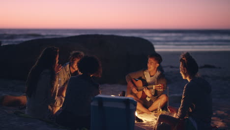 Strandparty-Bei-Sonnenuntergang-Mit-Lagerfeuer-Und-Gerösteten-Marshmellows-Mit-Freunden