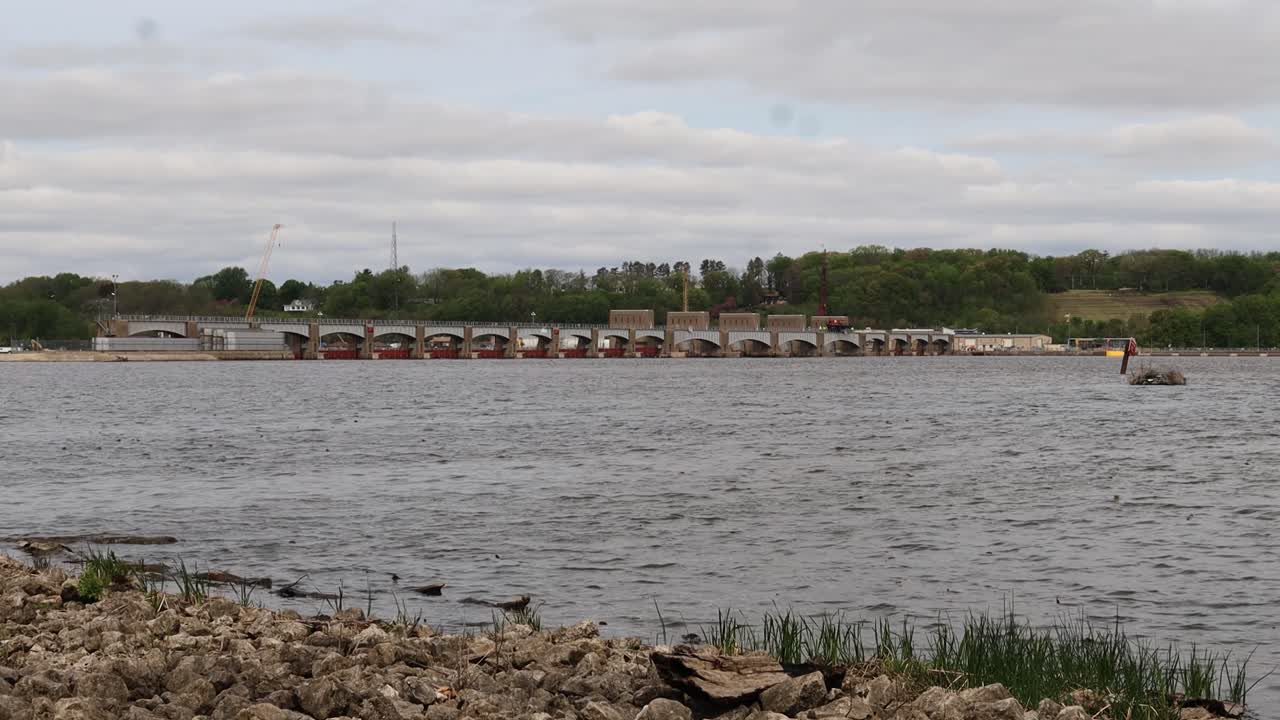 leclair iowa - 루핑 근처 흐린 봄날 미시시피 강에서 자물쇠와 댐 14 보기