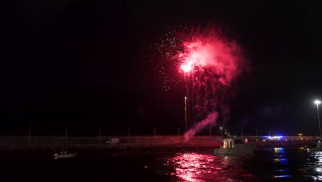 Vista-De-Los-Fuegos-Artificiales-Desde-Un-Barco-En-Las-Fiestas-De-Verano-En-España.