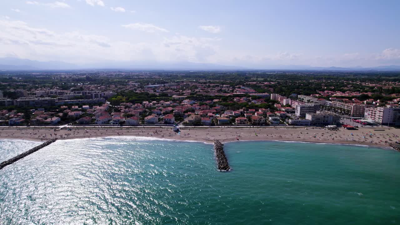 vuelo aéreo hacia la playa de arena de saint cyprien durante el día soleado en francia