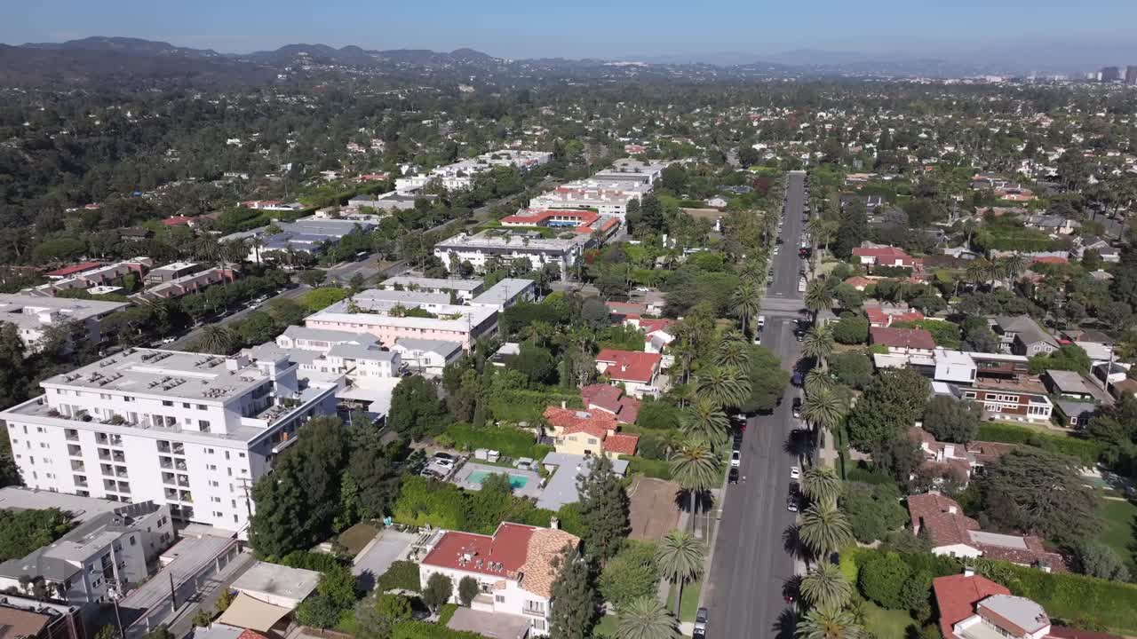 vista aérea del vecindario residencial de santa mónica, california, estados unidos, disparo de drone descendiendo