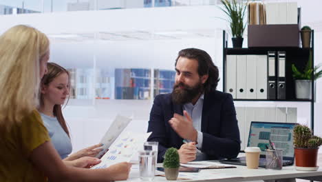 asesor financiero que proporciona a los clientes folletos informativos