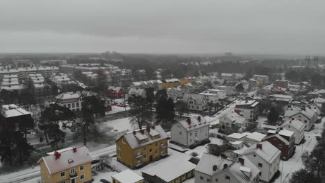 Vista-Brillante-Sobre-La-Hermosa-Suecia-Rural-Con-Ciudad-Cubierta-De-Nieve