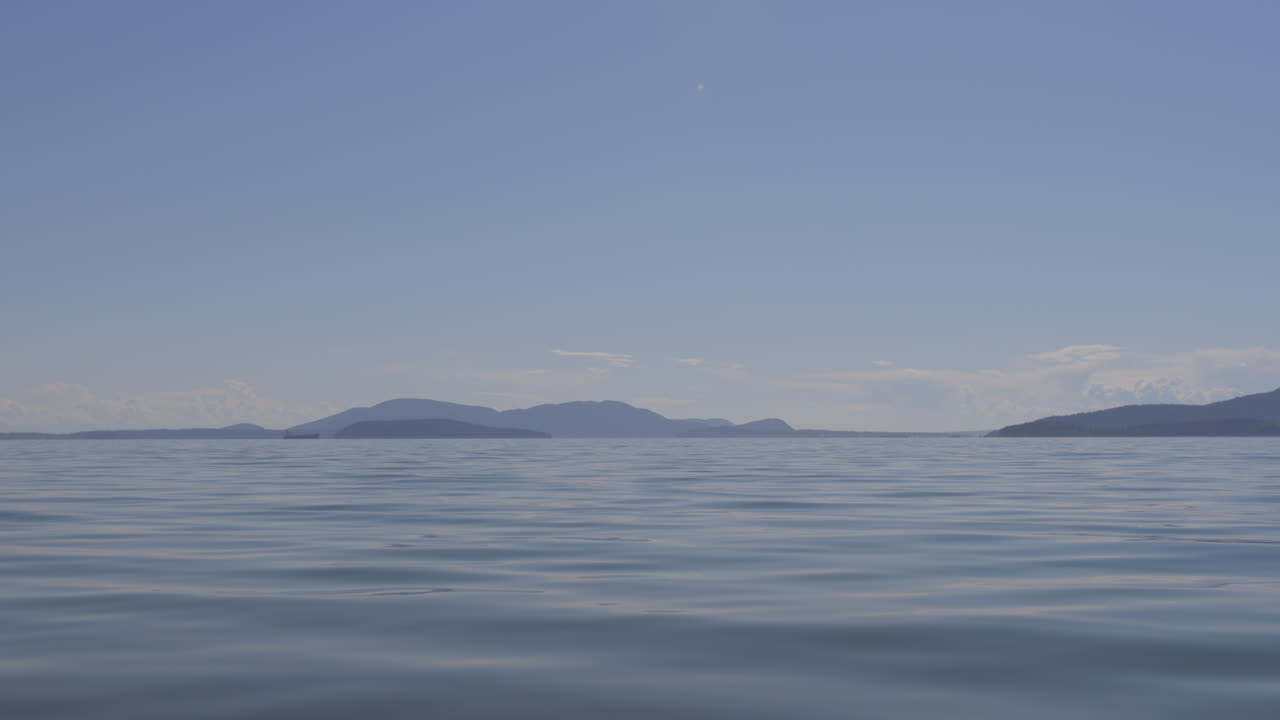 vista del nivel del agua de puget sound y el paisaje desde un barco en el agua cerca de bellingham, washington