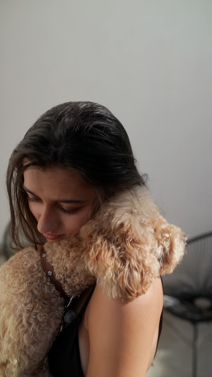 여자 가 푸들 을 포옹 하고 있다