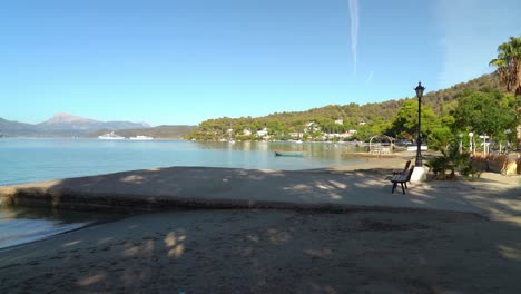 Barco-Albergado-En-El-Anclaje-De-La-Bahía-De-Neorio-En-La-Isla-De-Poros-Grecia