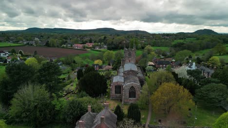 st boniface, bunbury, cheshire - una iglesia de pueblo inglesa por excelencia - dron aéreo en sentido contrario a las agujas del reloj, 23 de mayo