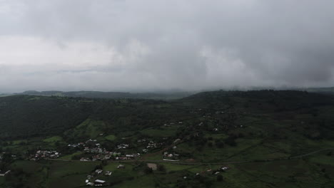 Vista-Aérea-Sobre-Un-Pueblo-En-El-Bosque,-Día-Nublado,-4k,-Drone