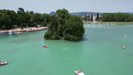 Tretboote-Am-See-Von-Annecy,-Frankreich-Drohne,-Luftaufnahme,-Vogelperspektive