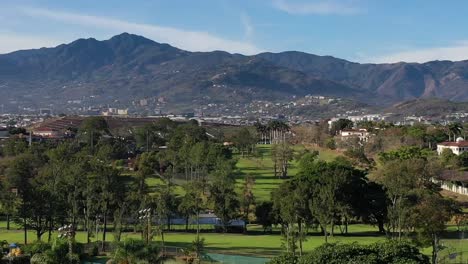 descripción general del valle de san josé en costa rica con campo de golf y ciudad, toma aérea de pedestal