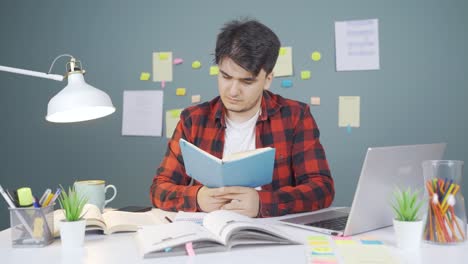 estudiante masculino sintiéndose feliz y pacífico, divirtiéndose.