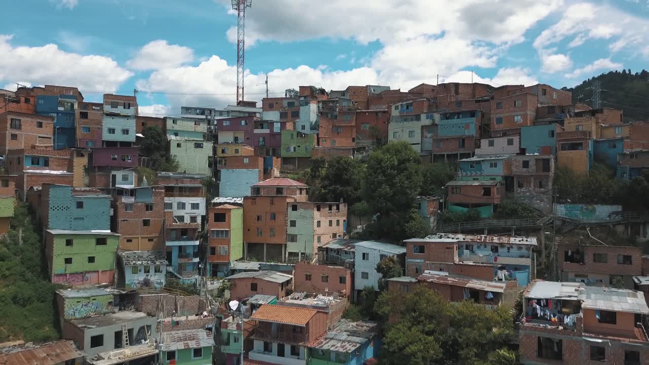 comuna 13 인근, medellin, 콜롬비아에서 주택과 에스컬레이터의 무인 항공기 공중 상승 영상