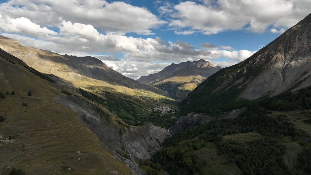 grandes montañas paisaje valle romántico con carretera vista aérea de los alpes franceses
