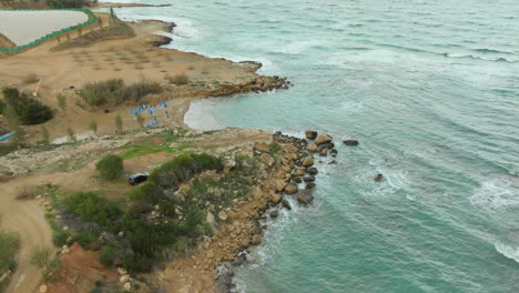 Playa-Vacía-Durante-El-Día-Tormentoso-Con-Olas-En-Paralimni