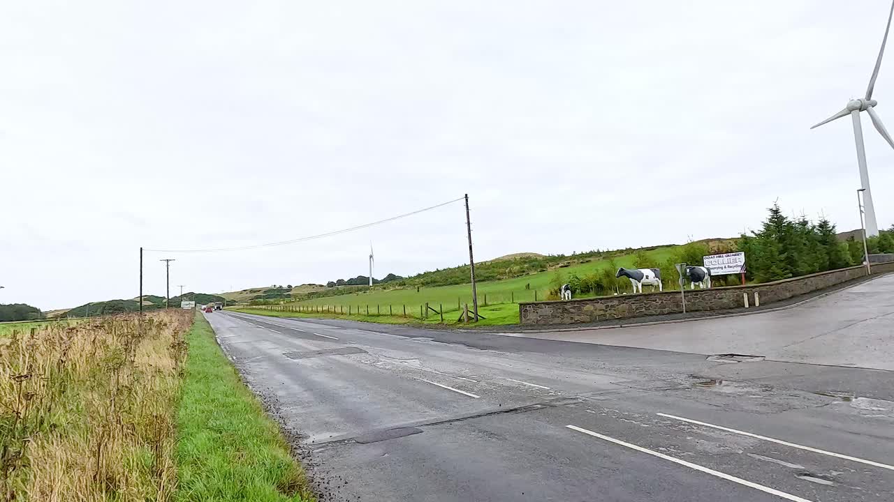 스코틀랜드 던드 (dunkeld) 에 있는 풍력 터빈과 시골 도로