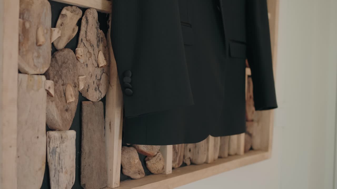 질감 있는 나무 배경 위에 놓인 세련된 검은색 정장