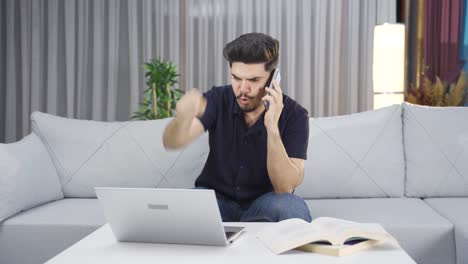 un hombre agresivo hace una llamada telefónica conflictiva.