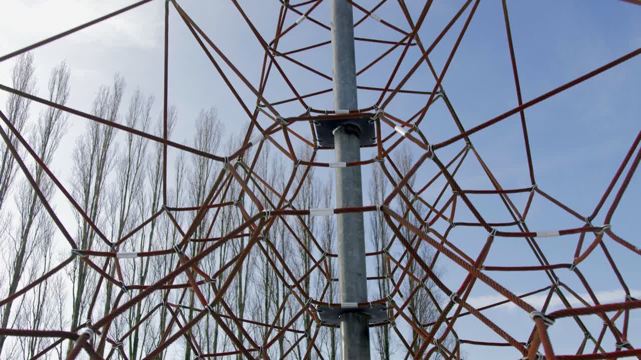 겨울 동안 빈 밧줄 등반 그물의 영화 돌리 샷