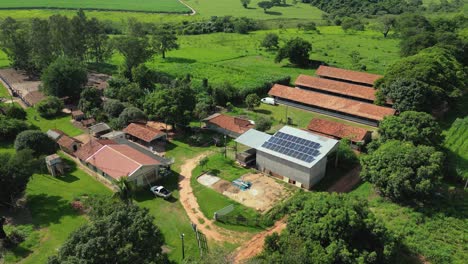 Vista-Aérea-De-Una-Granja-Que-Produce-Huevos-De-Corral-Con-Pollo-Feliz-En-El-Campo-De-Sao-Paulo---Brasil.