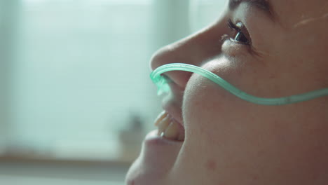 paciente femenina con cáñula nasal sonriendo en el hospital