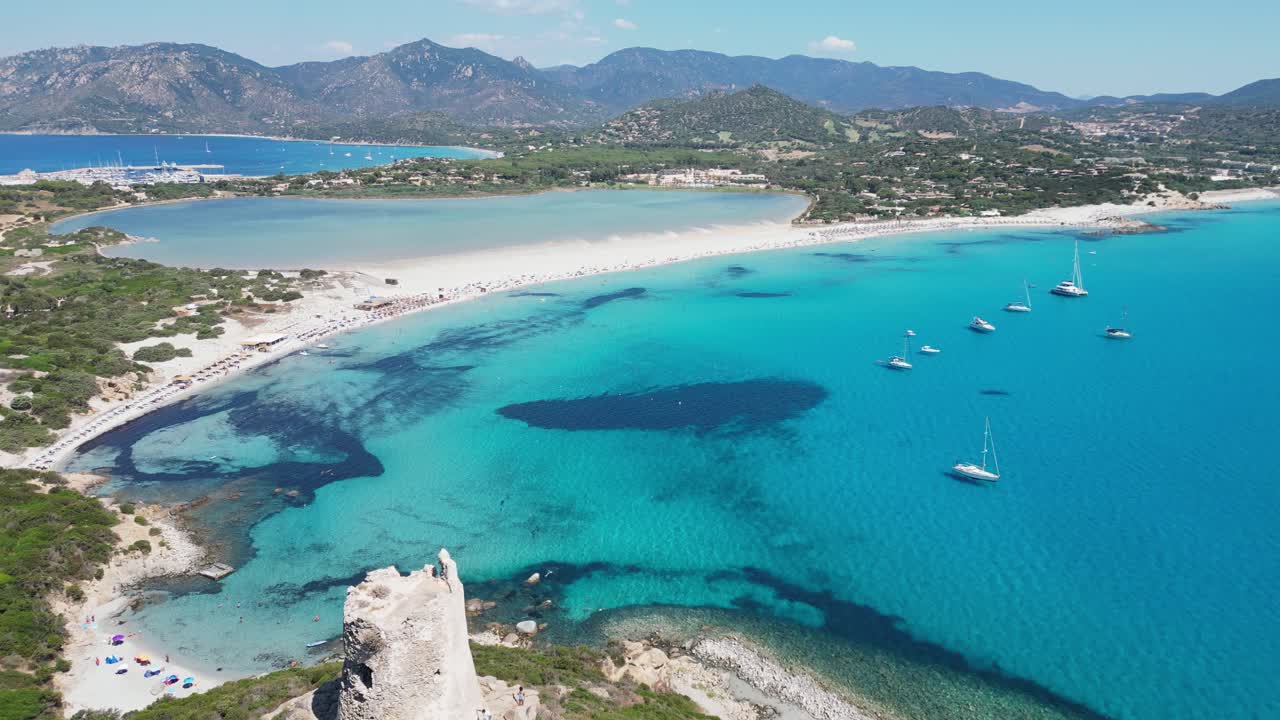 Torre de la Playa de Porto Giunco y Mirador en Villasimius, Cerdeña, Italia - Aéreo 4k