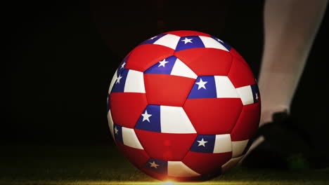 Footballspieler-Kickt-Chile-Flagge-Ball