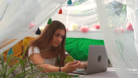 Mujer-Alegre-Pagando-El-Pedido-Con-Tarjeta-De-Plástico-Durante-Las-Compras-En-Línea