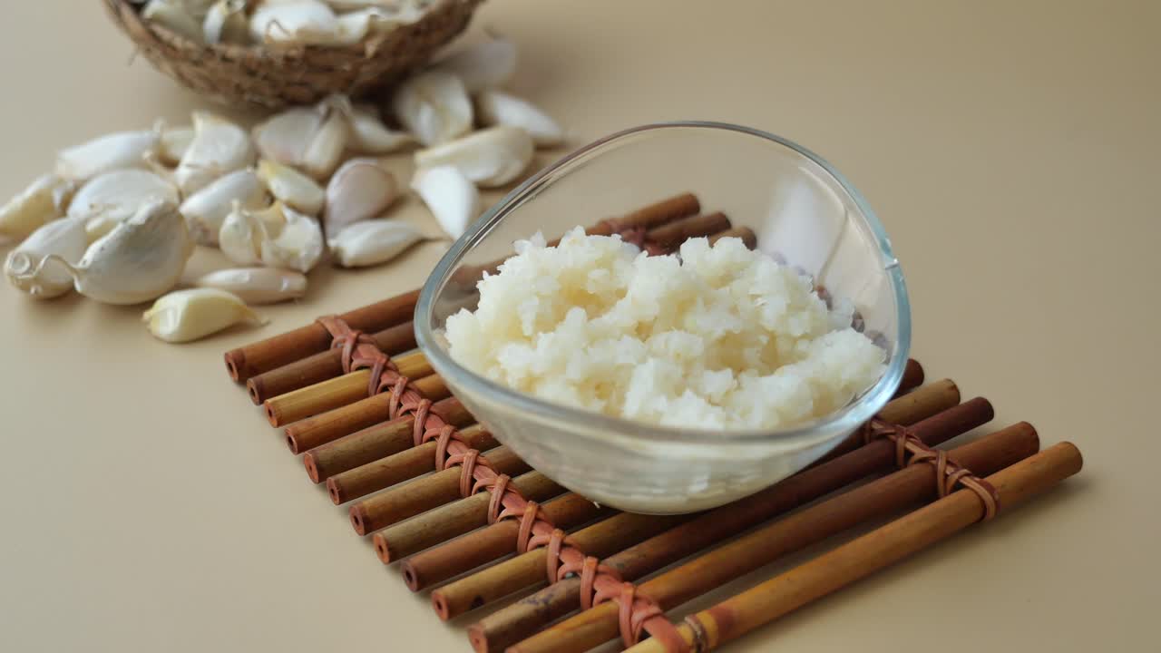 ajo picado en un bol