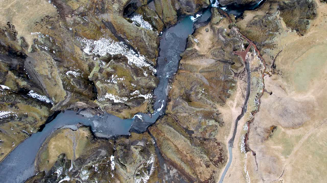 drone girando volando sobre el sinuoso cañón del río en el campo del sur de islandia fuera de la carretera de circunvalación de islandia