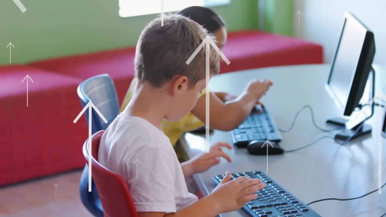 animación de flechas hacia arriba sobre diversos niños aprendiendo a usar computadora en la escuela