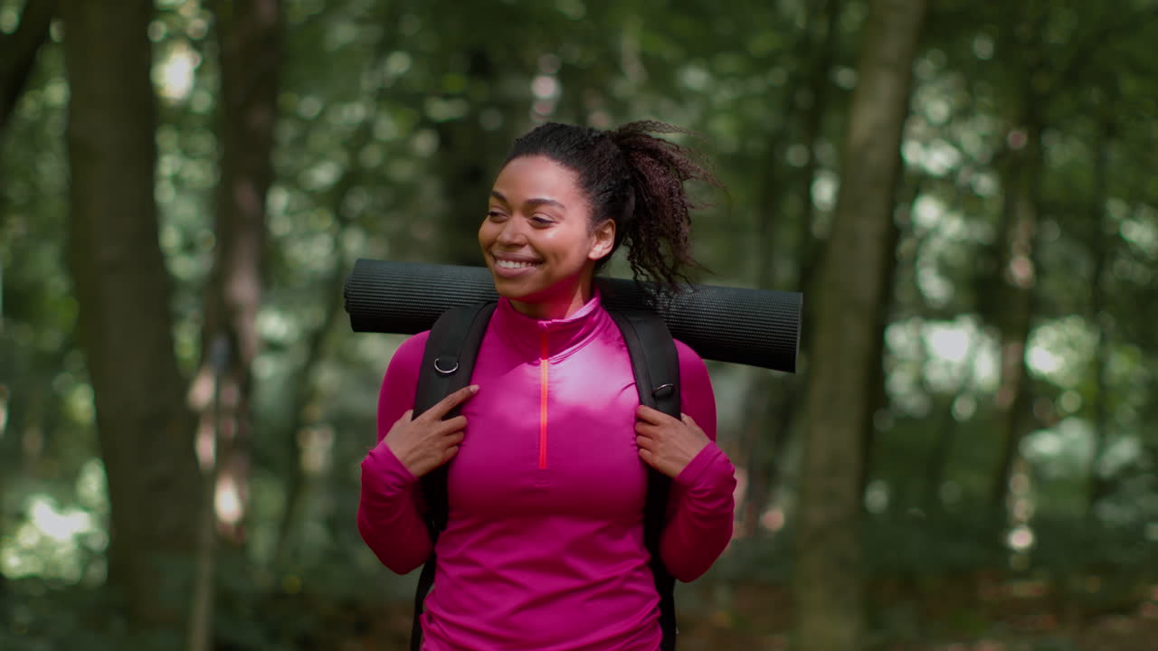 mulher a fazer uma caminhada na floresta.
