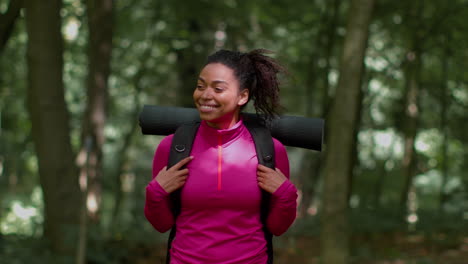 mujer caminando en el bosque