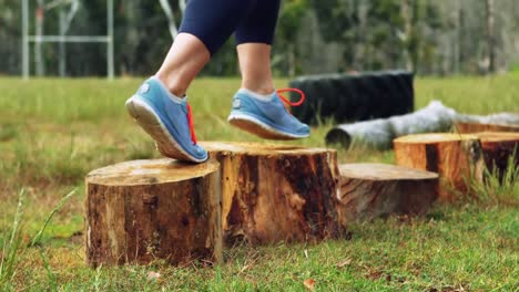 mujer corriendo en el campamento de entrenamiento