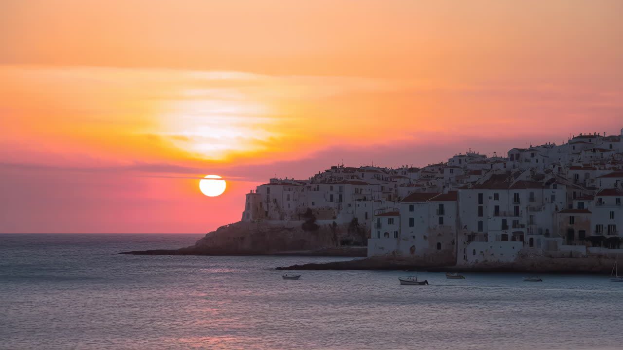 Tramonto Vivace su una Pittoresca Città Costiera