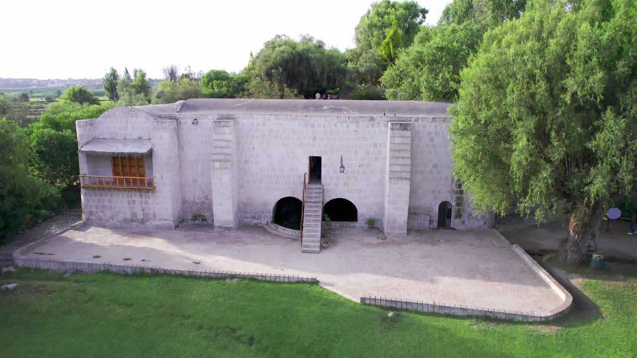 우리가 사반디아 밀스 (sabandía mills) 를 수용하는 구조물을 공개하는 시각적 여정