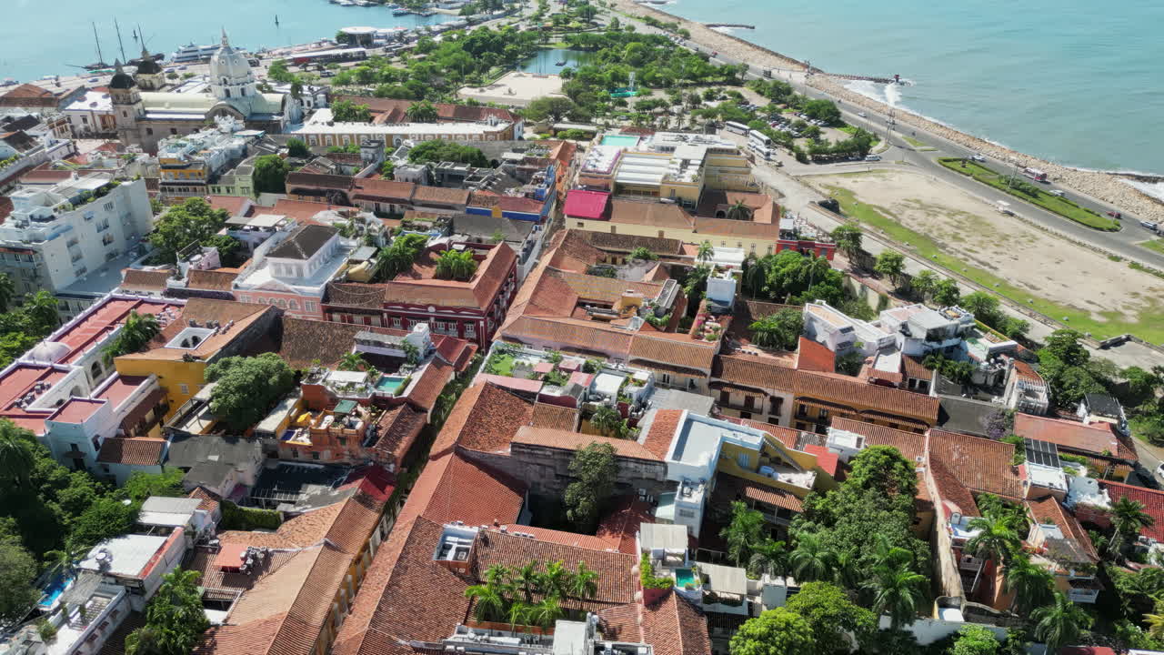 Vista aérea de drone do centro histórico de Cartagena, Colômbia, junto à costa caribenha e ao calçadão à luz do dia