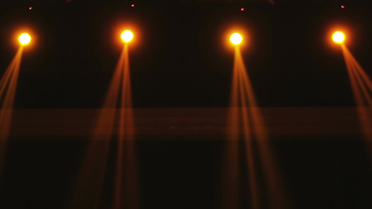 luces de haz en las decoraciones del escenario