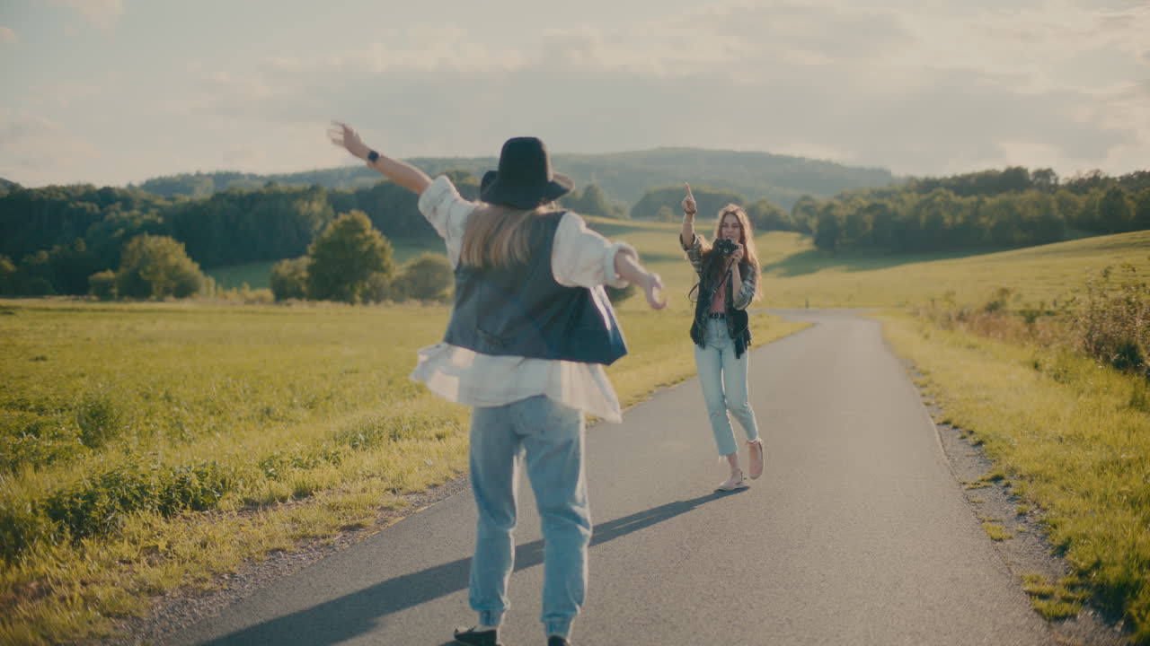 여자 친구 가 보행자 길 에서 춤 을 추고 있는 사진 을 찍고 있는 여자