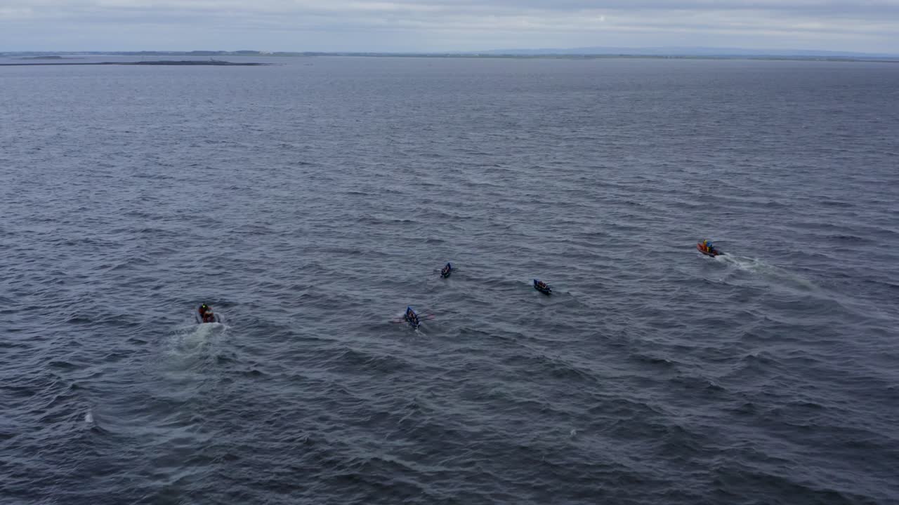 드론은 갈웨이 아일랜드 해안에서 열린 바다에서 커래치 보트 위에 돌리로 밀어 넣습니다.
