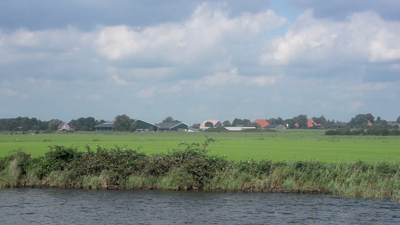 지나가는 배에서 찍은 네덜란드 농촌 풍경