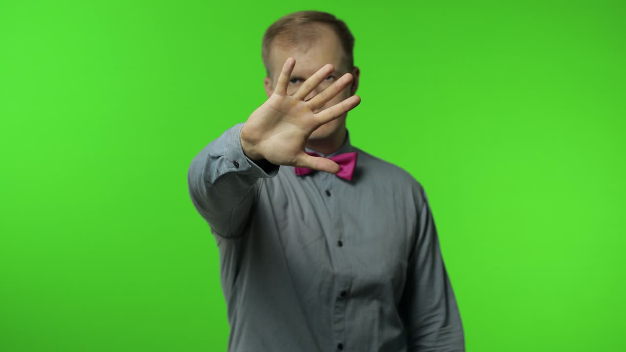 위험을 경고하는 손을 들어 올리는 사람, 멈추는 몸짓을 보여주는 사람, 위험으로부터 보호하는 사람. 멈추라고 말하는 사람