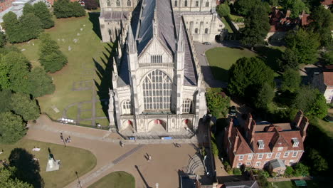 Disparo-De-Drone-Inclinado-De-La-Catedral-De-Winchester-Capturado-En-Verano-En-Hampshire,-Reino-Unido