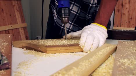 carpintero que trabaja en artesanías de madera en el taller