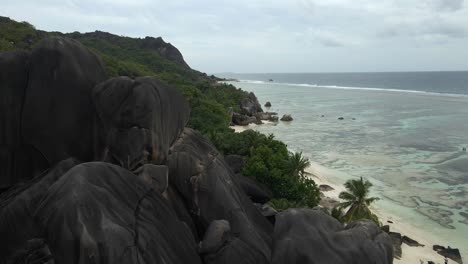anse source d'argent playa en la isla de la digue en las seychelles filmada desde arriba