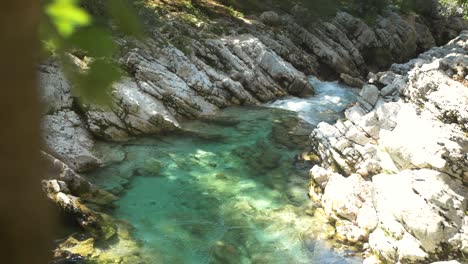 hermoso río de montaña que fluye sobre rocas en verano, toma de movimiento lento del control deslizante derecho