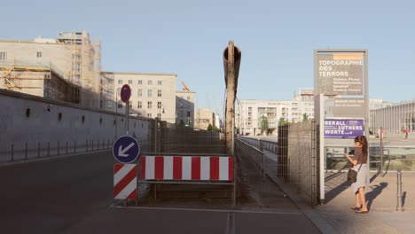 turista fotografiando el monumento al muro de berlín