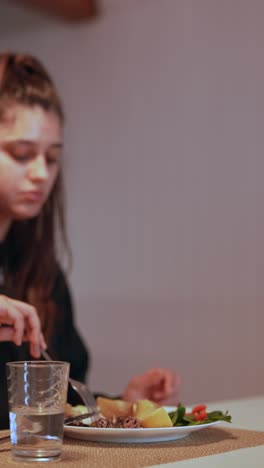 mujer comiendo una comida